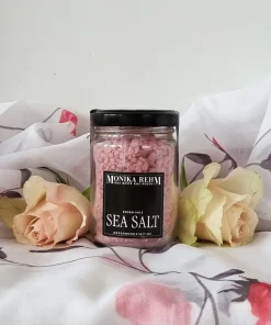 Meersalz mit Rosenblüte